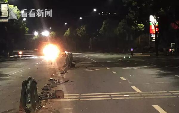 [家有汽车]触目惊心！司机醉驾撞上护栏 车后瞬间烧成一条百米“火龙”