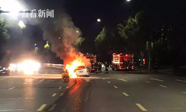 [家有汽车]触目惊心！司机醉驾撞上护栏 车后瞬间烧成一条百米“火龙”