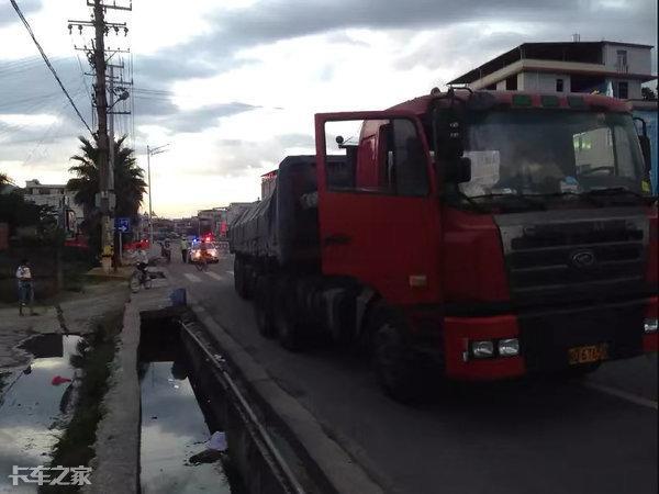 卡车之家@跑车遇到这种找茬的只能花钱了事儿，卡车司机：就当破财免灾吧