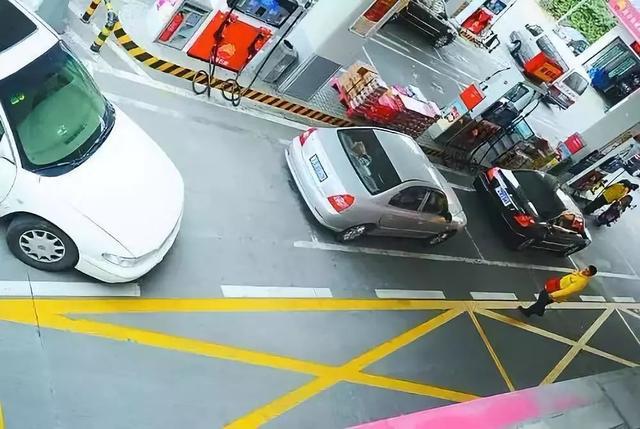 #加油在线#加油站内100余辆违停车被罚！你还敢乱停？