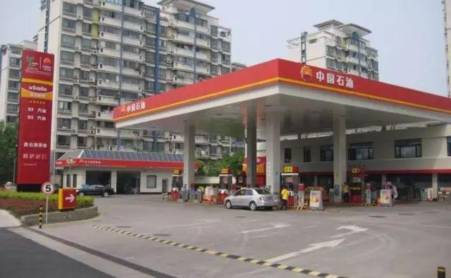 #加油在线#加油站内100余辆违停车被罚！你还敢乱停？