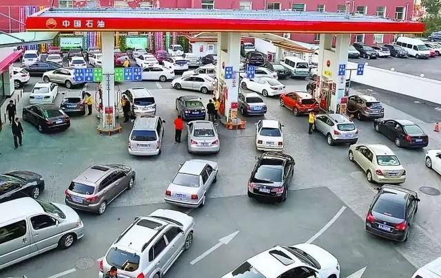 #加油在线#加油站内100余辆违停车被罚！你还敢乱停？