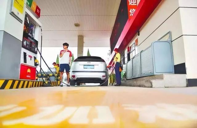 #加油在线#加油站内100余辆违停车被罚！你还敢乱停？