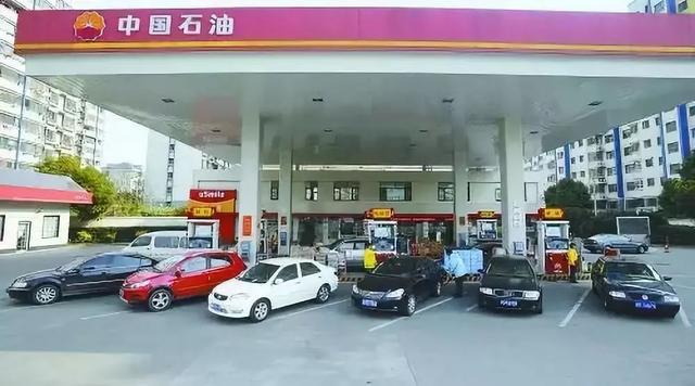 #加油在线#加油站内100余辆违停车被罚！你还敢乱停？