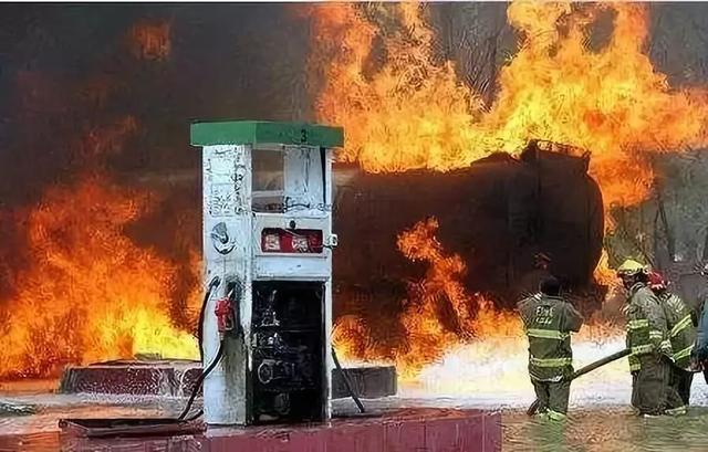 #加油在线#加油站内100余辆违停车被罚！你还敢乱停？