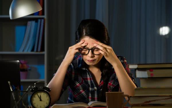 白月光u@白天公司上班，晚上开滴滴，月入9千：毁掉一个人，就让他一直忙