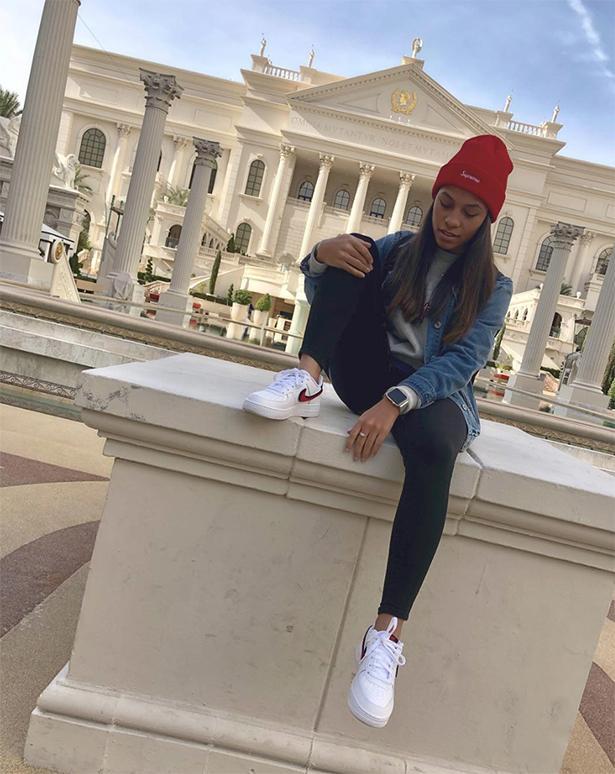 「译眼看美洲」美国女子每天给离世的父亲发短信，四年后意外收到神秘回复