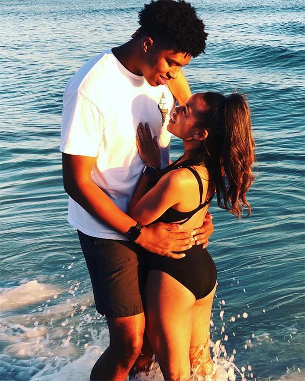 「译眼看美洲」美国女子每天给离世的父亲发短信，四年后意外收到神秘回复