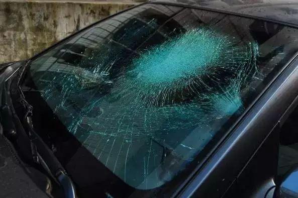 「阿虎汽车」车险常识：车撞了人，你该怎么报案，非常实用