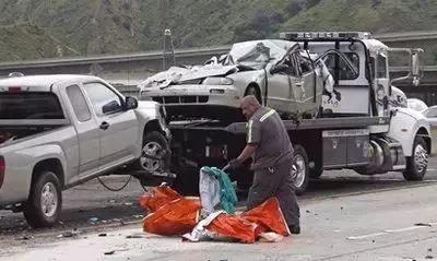 「阿虎汽车」车险常识：车撞了人，你该怎么报案，非常实用