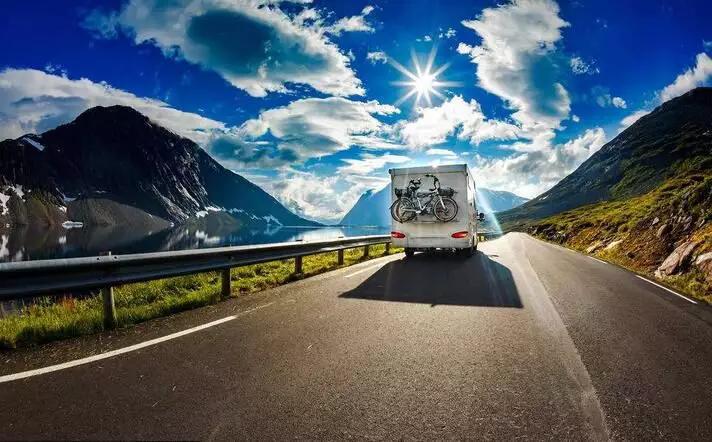 荆程州嘉：在高速路上行驶的汽车发飘是什么原因?