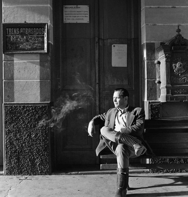 「北烟胧月」《局外人》:荒诞文学的巅峰之作，小说是加缪对社会的控诉和揭露