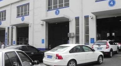 [汽车潮人秀]私家车年检时，车检员把油门猛踩到底，对汽车发动机有损伤吗？