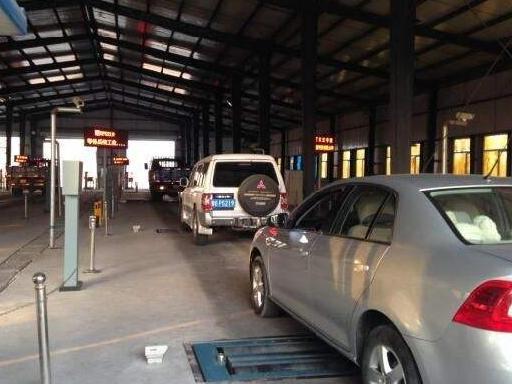 [汽车潮人秀]私家车年检时，车检员把油门猛踩到底，对汽车发动机有损伤吗？