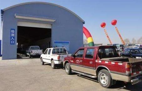 [汽车潮人秀]私家车年检时，车检员把油门猛踩到底，对汽车发动机有损伤吗？