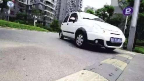 【科技与汽车】新手过减速带总是爱踩刹车，老司机却这样做，不仅舒服，还不伤车