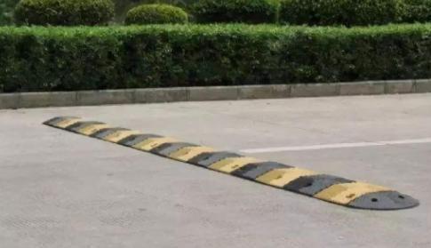 【科技与汽车】新手过减速带总是爱踩刹车，老司机却这样做，不仅舒服，还不伤车