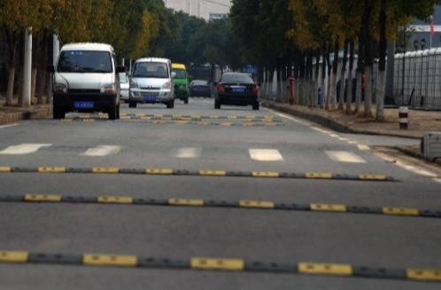 【科技与汽车】新手过减速带总是爱踩刹车，老司机却这样做，不仅舒服，还不伤车