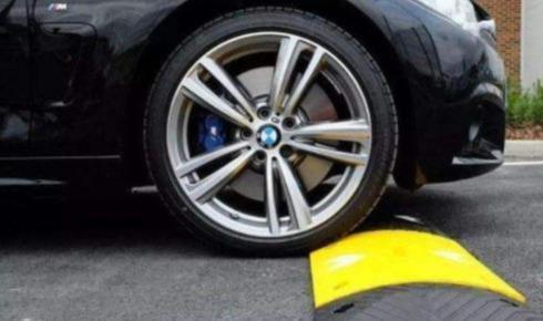 【科技与汽车】新手过减速带总是爱踩刹车，老司机却这样做，不仅舒服，还不伤车