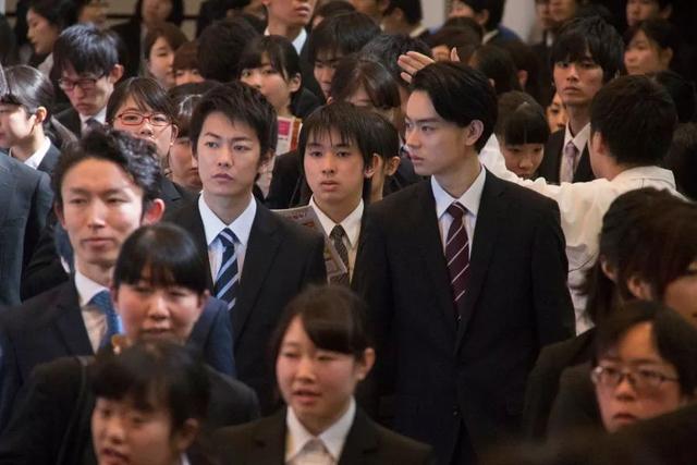 搞笑励志资源点■毕业5年存款百万的人，究竟是走对了哪一步？