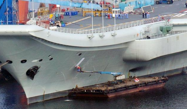 美国又一艘超级航母下水，首舰服役两年仍无法作战