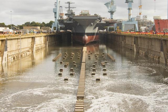 美国又一艘超级航母下水，首舰服役两年仍无法作战