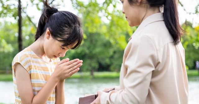 [鸽子医生育儿]面对父母亲的挑剔，原生家庭的伤，还要再埋怨多久