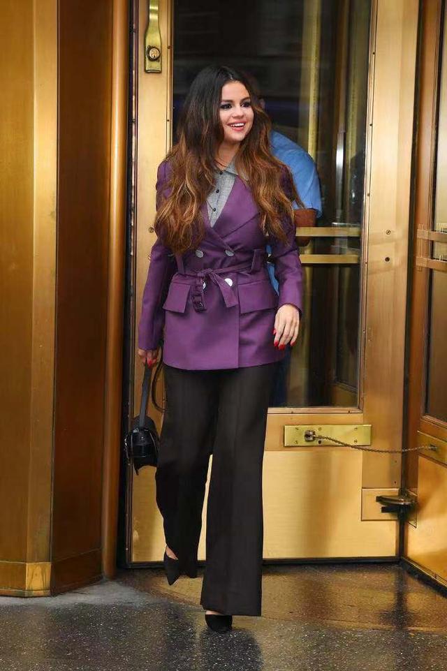 赛琳娜走职场风，紫色西外套配阔腿裤美的优雅，一个表情打回原形