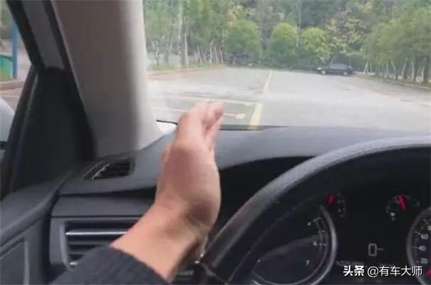 「绝对霸气」开车怎么判断左右轮位置？老师傅教你这么做，从此告别压线