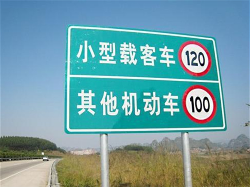 「开着夏利的车」高速统一限速即将来临，车主喜极而泣：再也不用担心扣分了！