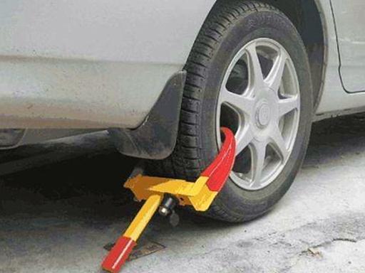 「汽车观察猿」汽车轮胎被锁只能找开锁？别傻了，这办法不用花钱还节省时间
