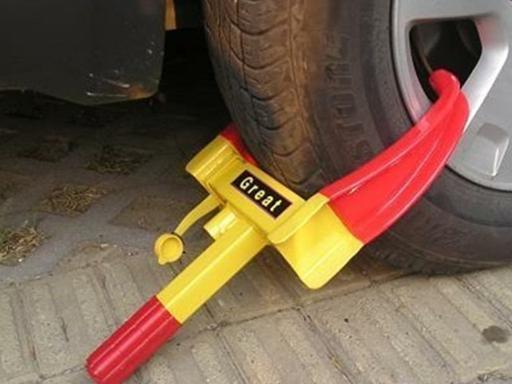 「汽车观察猿」汽车轮胎被锁只能找开锁？别傻了，这办法不用花钱还节省时间