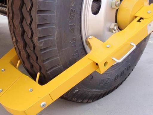 「汽车观察猿」汽车轮胎被锁只能找开锁？别傻了，这办法不用花钱还节省时间