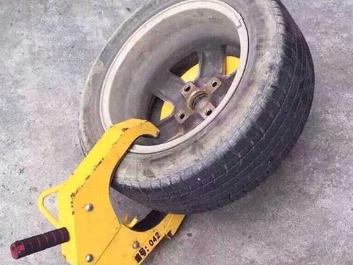 「汽车观察猿」汽车轮胎被锁只能找开锁？别傻了，这办法不用花钱还节省时间