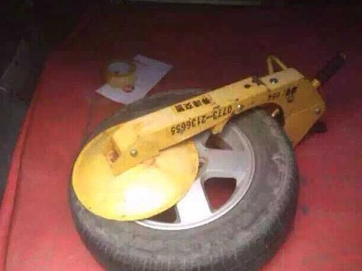 「汽车观察猿」汽车轮胎被锁只能找开锁？别傻了，这办法不用花钱还节省时间