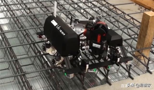 ..21岁的大学生发明了扎钢筋的机器人
