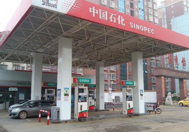 家有汽车：中石油和中石化哪个更耐烧？小伙实测发现，差距不是一般的大