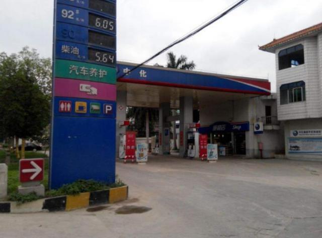 家有汽车：中石油和中石化哪个更耐烧？小伙实测发现，差距不是一般的大