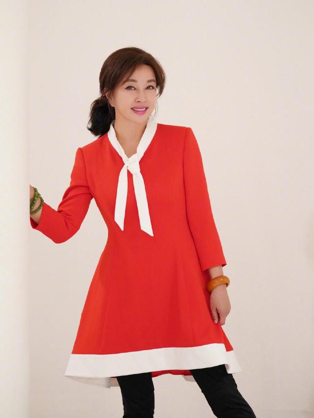 刘晓庆67岁又怎样？穿红连衣裙配白领花，不服老气质依然很出众