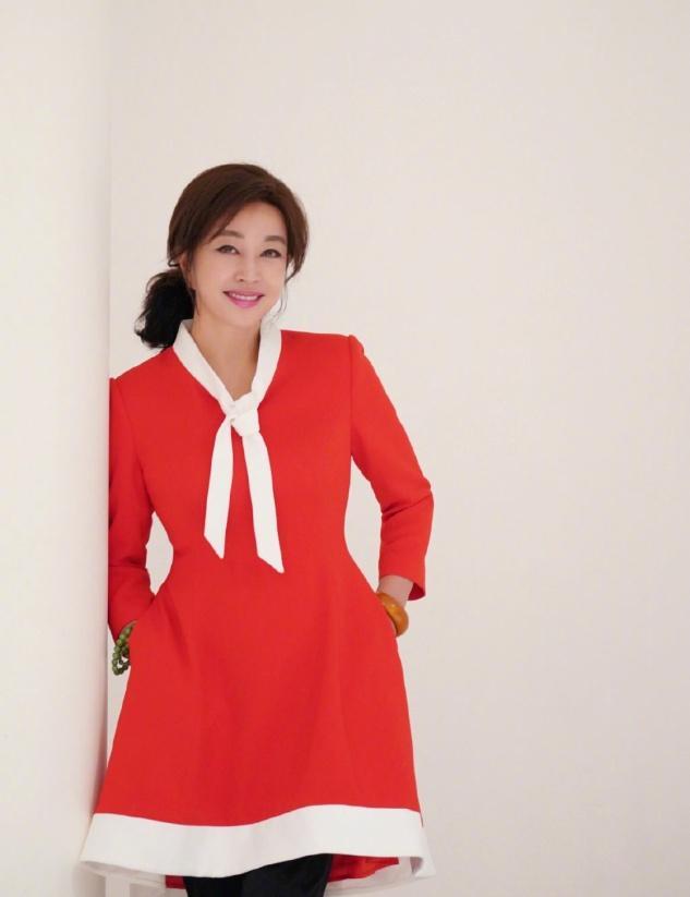 刘晓庆67岁又怎样？穿红连衣裙配白领花，不服老气质依然很出众