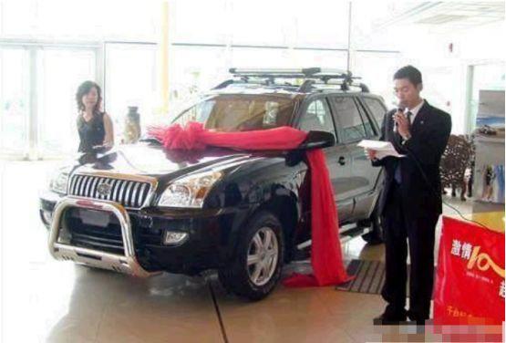 【骑驴聊车】女子哭诉买车遭遇商家套路，对方指了指合同：没看清不能怪我