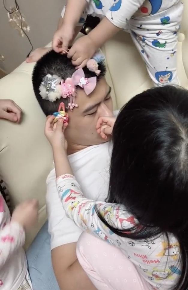 十月呵护■“史上最美”爸爸火了，被女儿悉心打扮成贵妇，却满脸生无可恋