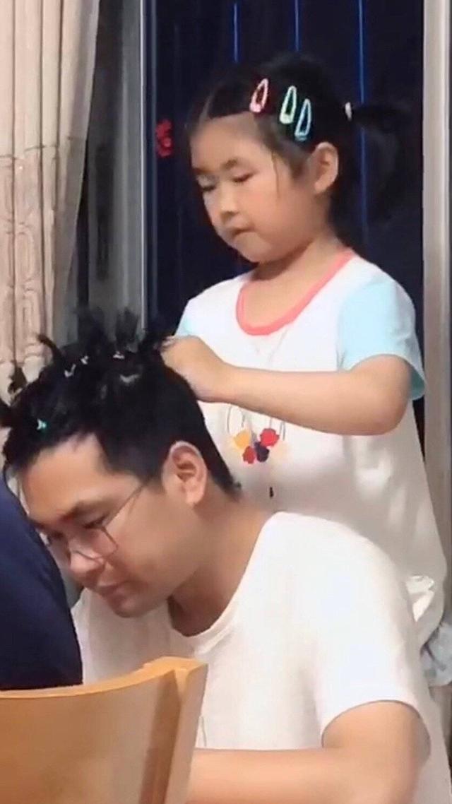 十月呵护■“史上最美”爸爸火了，被女儿悉心打扮成贵妇，却满脸生无可恋