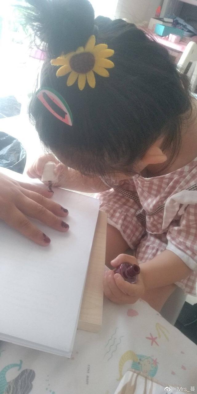 十月呵护■“史上最美”爸爸火了，被女儿悉心打扮成贵妇，却满脸生无可恋