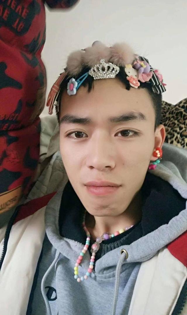 十月呵护■“史上最美”爸爸火了，被女儿悉心打扮成贵妇，却满脸生无可恋