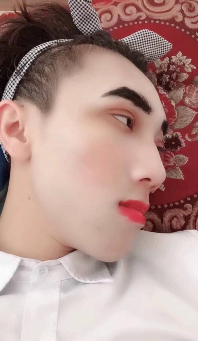 十月呵护■“史上最美”爸爸火了，被女儿悉心打扮成贵妇，却满脸生无可恋