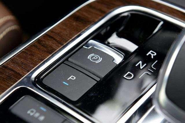 智捷汽车@汽车配置很丰富，自动驻车功能怎么用？掌握这些，开车更方便