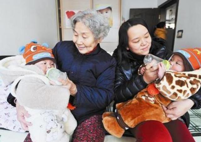【ID育婴坊】一对双胞胎，一个姥姥带一个奶奶带，上幼儿园后差距肉眼可见