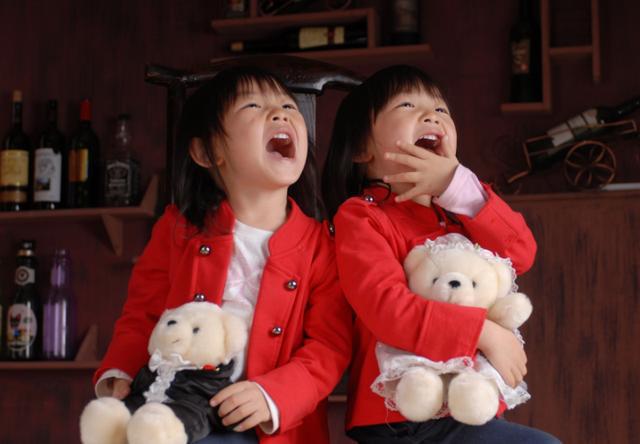 【ID育婴坊】一对双胞胎，一个姥姥带一个奶奶带，上幼儿园后差距肉眼可见