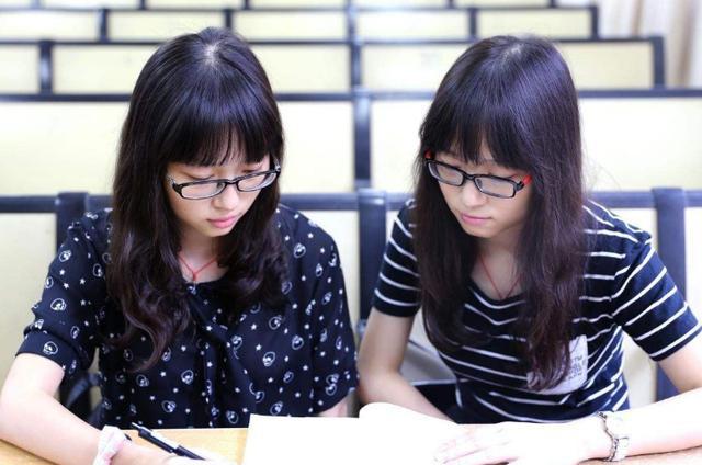 【ID育婴坊】一对双胞胎，一个姥姥带一个奶奶带，上幼儿园后差距肉眼可见